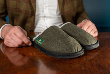 Load image into Gallery viewer, Haus- und Hüttenschuhe aus Merinoloden
